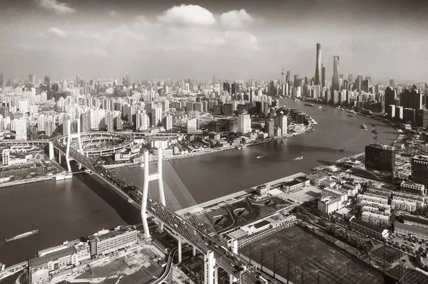 Çin Yoğun Trafik Varken Huangpu Nehri Üzerindeki Şangay Nanpu Köprüsü — Stok fotoğraf