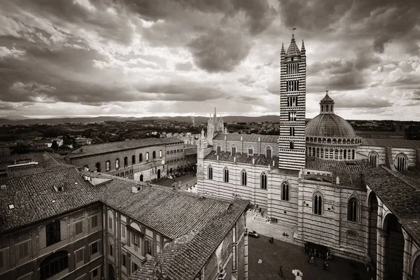 イタリアでシエナ大聖堂とスカイラインビューを持つ中世の町 — ストック写真