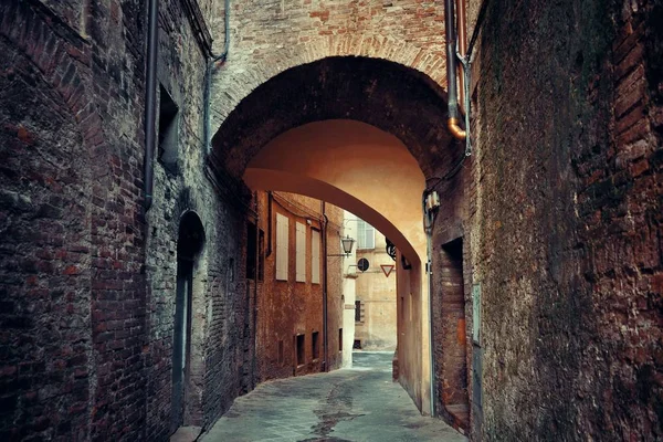 Straatzicht Met Oude Gebouwen Poort Siena Italië — Stockfoto