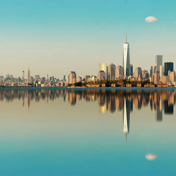 Manhattan Skyline Céntrico Con Rascacielos Urbanos Sobre Río Con Reflejos —  Fotos de Stock
