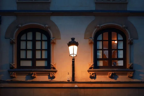 Gatuvy Med Väg Lampa Historisk Byggnad Madridin Spanien — Stockfoto