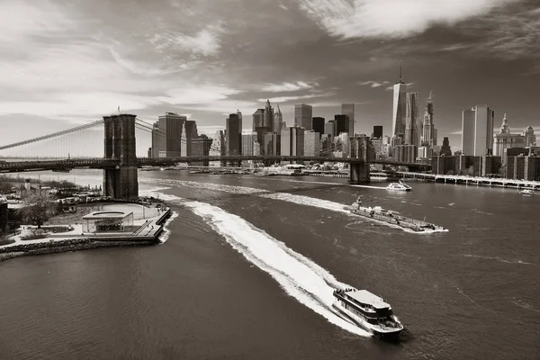 ブルックリン橋とニューヨーク市のボートとダウンタウンマンハッタンのスカイライン — ストック写真