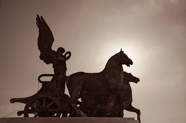 在天台的维克托 伊曼纽尔二世或 Vittoriano 在意大利罗马威尼斯广场的国家纪念碑雕像特写 — 图库照片