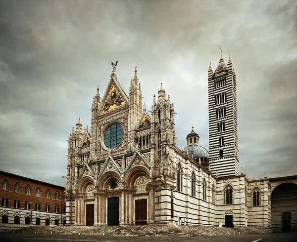 Catedral Siena Close Como Famoso Marco Cidade Medieval Dia Nublado — Fotografia de Stock