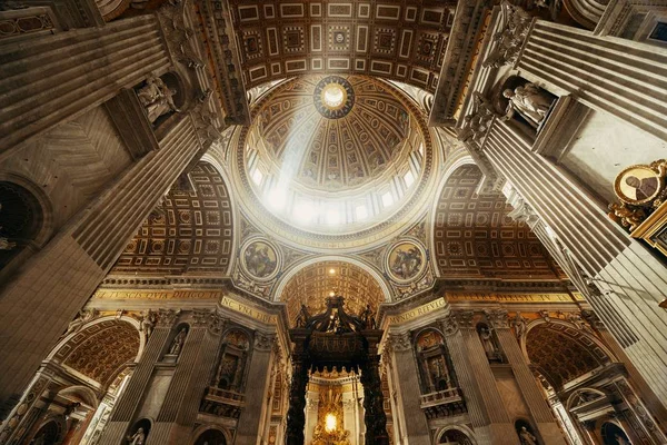 Basílica San Pedro Interior Con Haz Luz Ciudad Del Vaticano — Foto de Stock