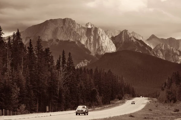 Εθνική Οδός Στο Banff Εθνικό Πάρκο Στο Ηλιοβασίλεμα Βουνά Και — Φωτογραφία Αρχείου