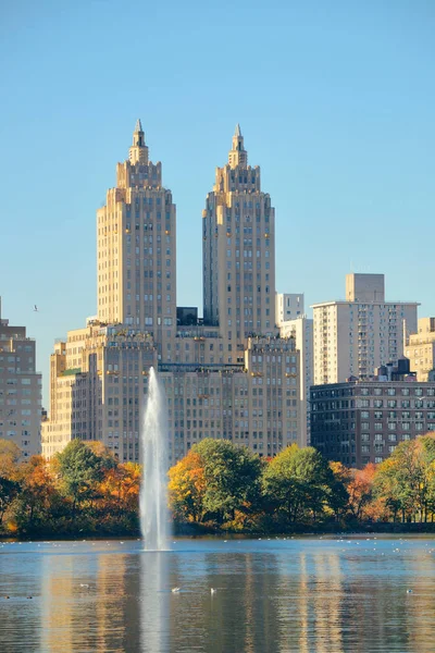 Skyline Bytovými Mrakodrapy Nad Jezerem Fontánou Central Parku Centru Manhattanu — Stock fotografie