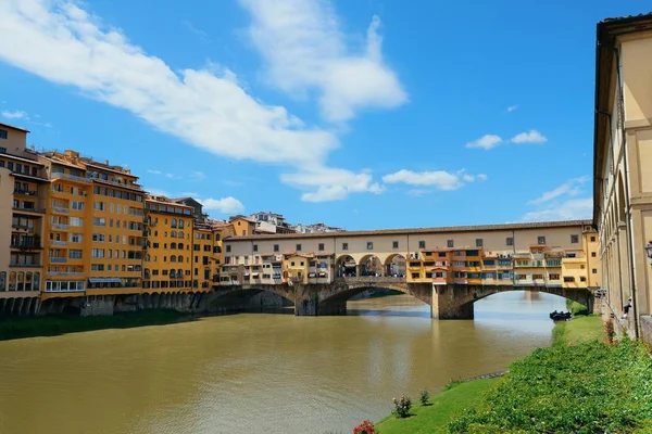 フィレンツェのアルノ川の上のヴェッキオ橋イタリア — ストック写真