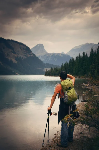 Descanso Del Excursionista Lado Del Lago Día Lluvioso Con Bosque —  Fotos de Stock