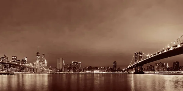 曼哈顿市中心城市景观 夜间与布鲁克林大桥相连 — 图库照片
