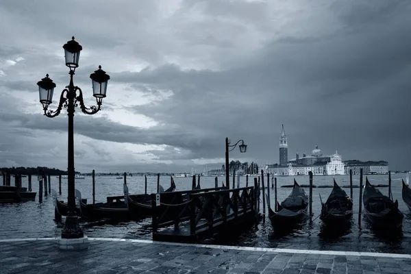 Gondola Park Vízben San Giorgio Maggiore Sziget Velencében Olaszországban — Stock Fotó