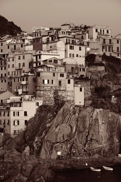马那罗拉俯瞰地中海 在意大利辛克特尔的悬崖上建起了大楼 黑人和白人 — 图库照片