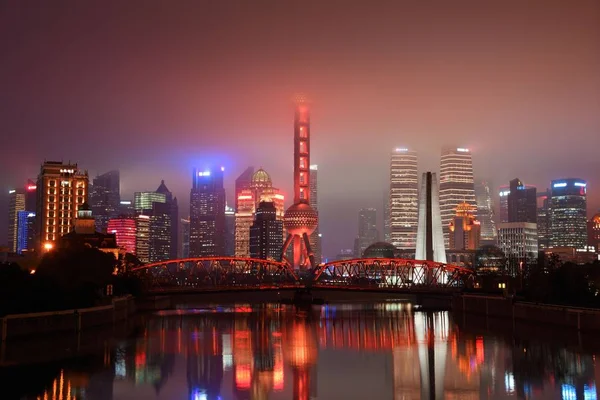 Shanghai Città Vista Notturna Con Grattacieli Riflessi Acqua Cina — Foto Stock