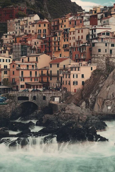 Манарола Видом Средиземное Море Зданиями Над Скалой Чинкве Терре Италия — стоковое фото