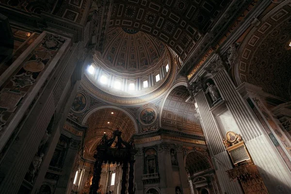 バチカン市国内の光ビームとサン ピエトロ寺院内部 — ストック写真