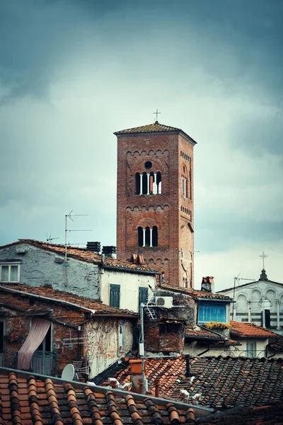 イタリアのルッカにある歴史的建造物の屋根を持つChiesa San Pietroの塔 — ストック写真