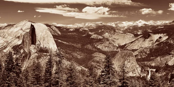 Yosemite Bergrücken Schwarz Und Weiß Mit Wasserfall — Stockfoto
