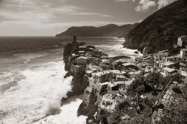 イタリア チンクテレの海の上の岩の上に建物とVernazza — ストック写真