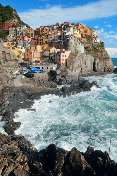 Manarola Com Vista Para Mar Mediterrâneo Com Edifícios Sobre Penhasco — Fotografia de Stock