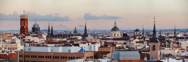 Vista Panorâmica Telhado Madrid Com Edifícios Torre Sineira Igreja Espanha — Fotografia de Stock
