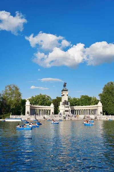 Boot Het Meer Met Monument Voor Alfonso Xii Retiro Park — Stockfoto