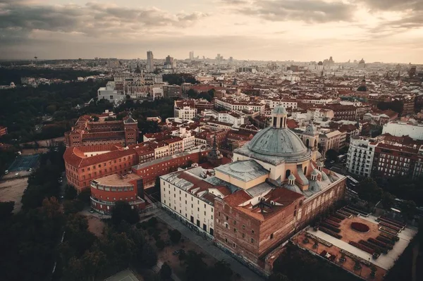 位于西班牙马德里的圣弗朗西斯科格朗德皇家大教堂的空中景观 — 图库照片