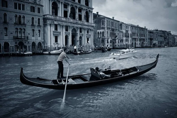 Gondola Στο Κανάλι Της Βενετίας Ιταλία — Φωτογραφία Αρχείου