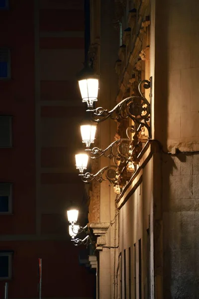 Вид Улицу Старинной Дорожной Лампой Историческими Зданиями Мадриде Испания — стоковое фото