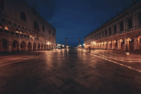 Ιστορικά Κτίρια Νύχτα Στην Πλατεία Του Αγίου Μάρκου Στη Βενετία — Φωτογραφία Αρχείου