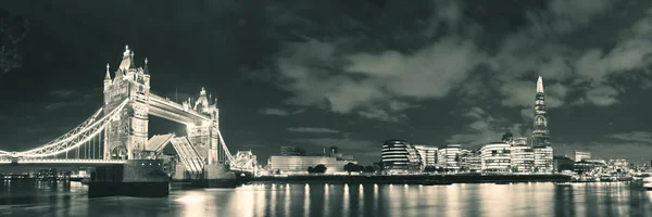 晚上在伦敦的泰晤士河上的伦敦塔桥 — 图库照片