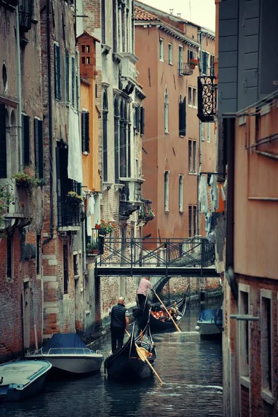 Gondola Lovagolni Csatorna Történelmi Épületek Velencében Olaszország — Stock Fotó