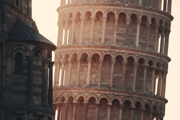 イタリア世界中知られているランドマークとして日の出リーニング タワー クローズ アップ ビュー — ストック写真