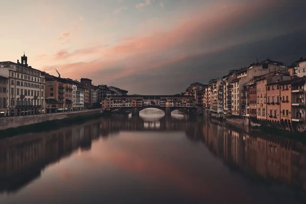 Ponte Vecchio Felett Arno Folyó Firenzében Olaszország Napkeltekor — Stock Fotó