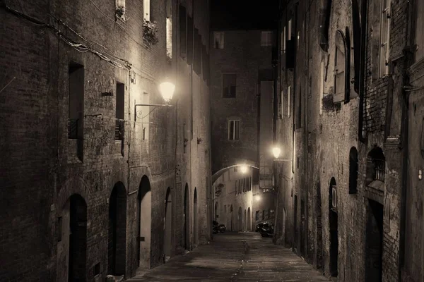 Vista Calle Con Edificios Antiguos Por Noche Siena Italia — Foto de Stock