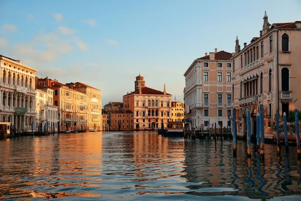 歴史的な建物とヴェネツィア運河の景色 イタリア — ストック写真