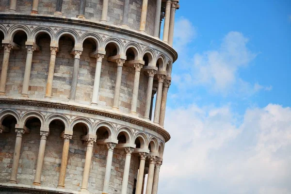 ピサの斜塔のクローズアップビューは 世界的に知られているランドマークとしてイタリア — ストック写真