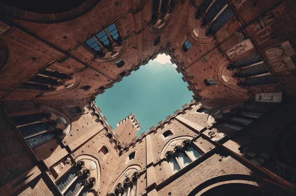 City Hall Bell Tower Sett Från Uteplats Siena Italien — Stockfoto