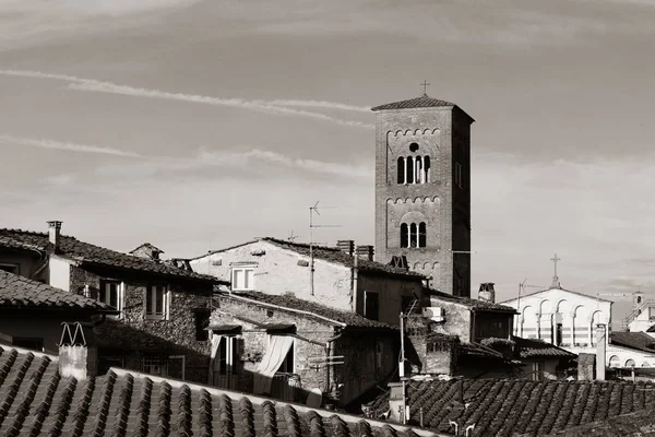 Tower Chiesa San Pietro Történelmi Épületek Tetőivel Lucca Olaszország — Stock Fotó