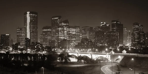 Calgary Paisaje Urbano Del Centro Con Rascacielos Puente Por Noche — Foto de Stock