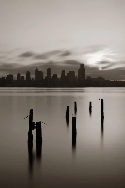 Seattle Skyline Stadszicht Met Verlaten Pier Zee Met Stedelijke Architectuur — Stockfoto