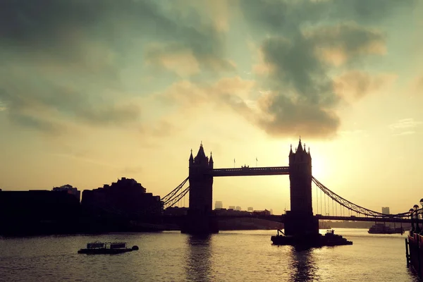 Silhueta Tower Bridge Sobre Rio Tamisa Londres — Fotografia de Stock