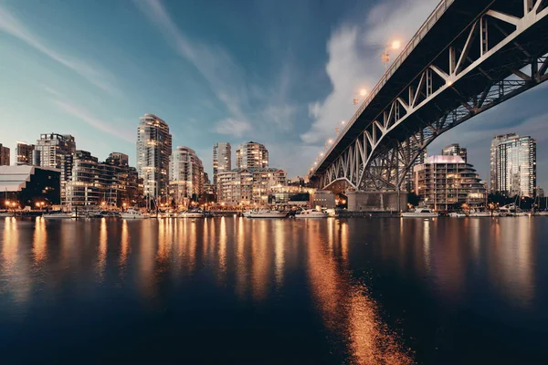 Vancouver False Creek Por Noche Con Puente Barco — Foto de Stock