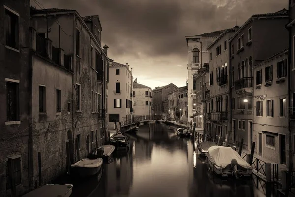 Vista Del Canal Venecia Por Noche Con Edificios Históricos Italia — Foto de Stock