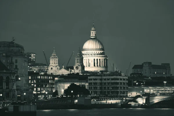 圣保罗大教堂在晚上在伦敦泰晤士河在黑色和白色 — 图库照片