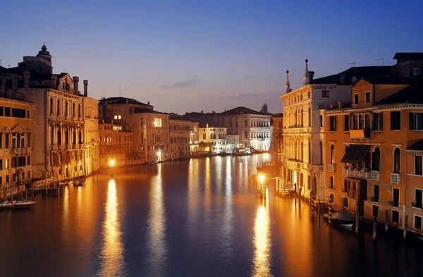 Вид Венецианский Канал Ночью Историческими Зданиями Италия — стоковое фото