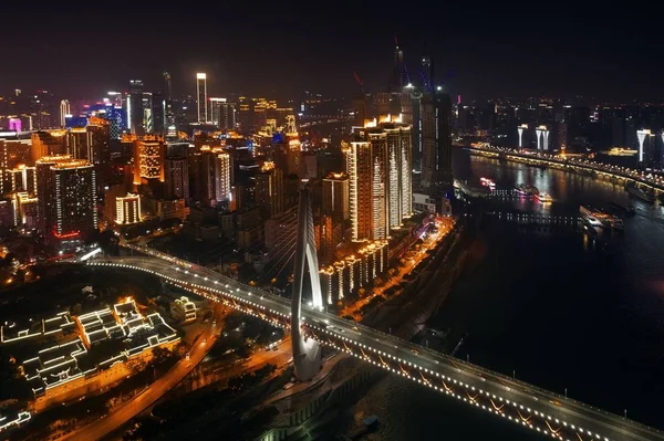 重庆夜晚桥梁与城市建筑的空中景观 — 图库照片