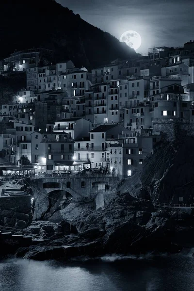 Manarola Kijkt Uit Middellandse Zee Maanopkomst Met Gebouwen Boven Klif — Stockfoto