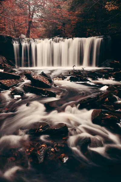 Podzimní Vodopády Parku Barevným Listím — Stock fotografie