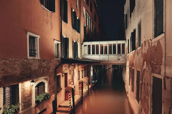 Eine Fußgängerbrücke Venezianischen Kanal Bei Nacht Mit Historischen Gebäuden Italien — Stockfoto