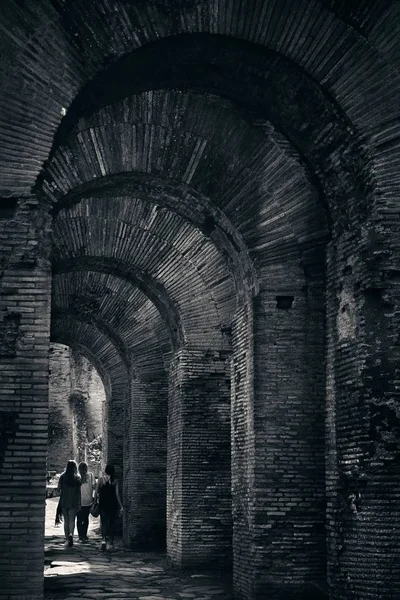 アーチの中を歩いて観光客 歴史的建造物の遺跡とローマのフォーラム イタリア — ストック写真